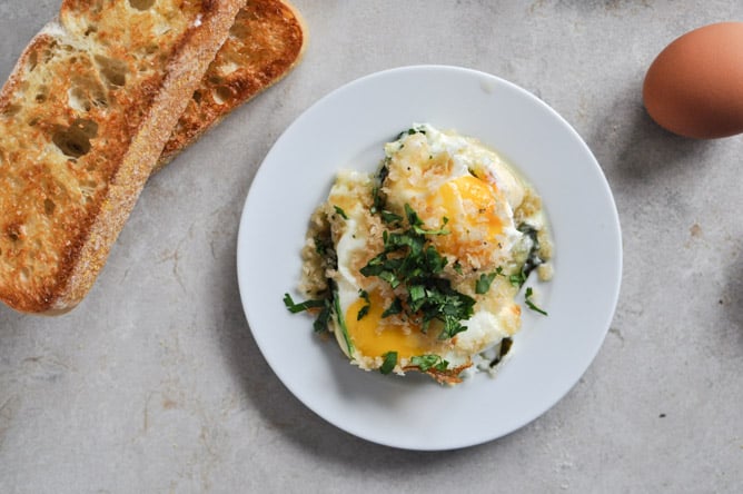 Fontina and Spinach Baked Eggs with Garlic Brown Butter Breadcrumbs I howsweeteats.com
