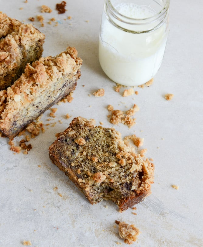Whole Wheat Banana Bread with Coconut Cinnamon Streusel I howsweeteats.com