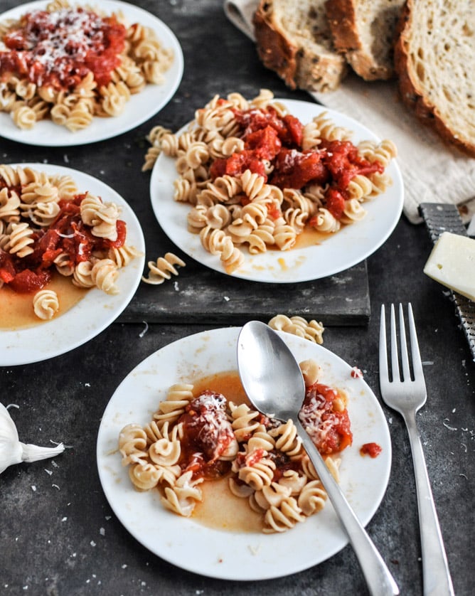 Favorite Simple Crockpot Tomato Sauce I howsweeteats.com