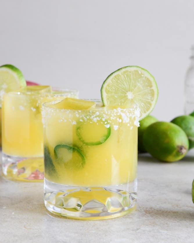 Mango Jalapeño Margaritas I howsweeteats.com Mango Jalapeño Margaritas I howsweeteats.com