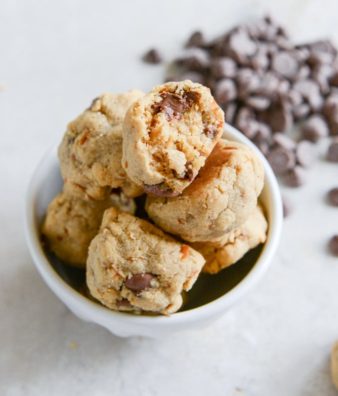 Peanut Butter Pretzel Chocolate Chip Cookie Bites I howsweeteats.com