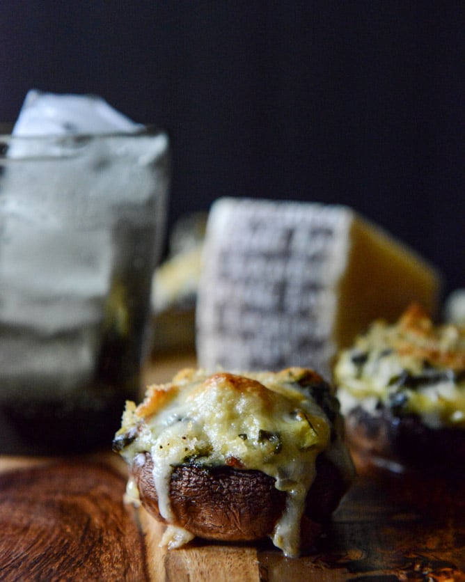 Spinach, Bacon + Artichoke Stuffed Portobellos I howsweeteats.com Spinach, Bacon + Artichoke Stuffed Portobellos I howsweeteats.com