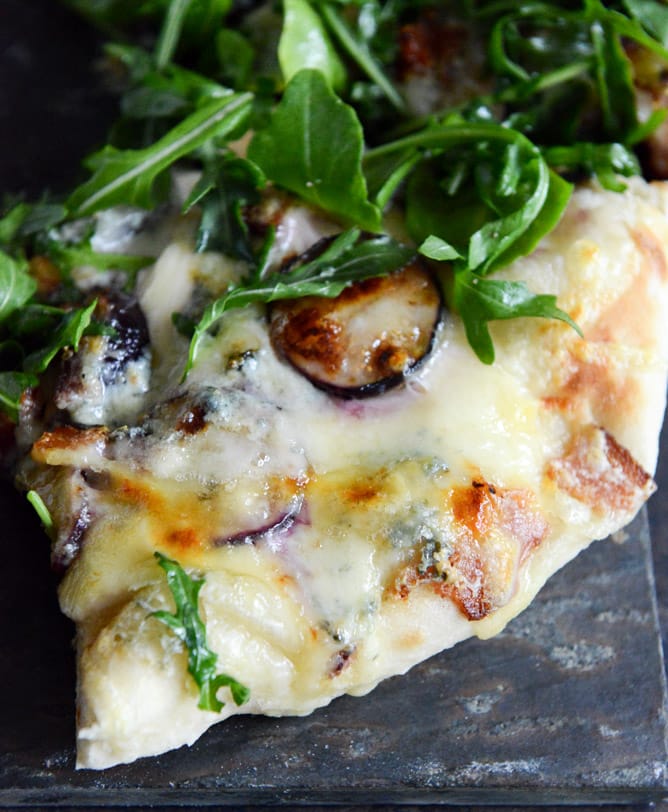 Fresh Fig, Bacon + Blue Cheese Pizza I howsweeteats.com