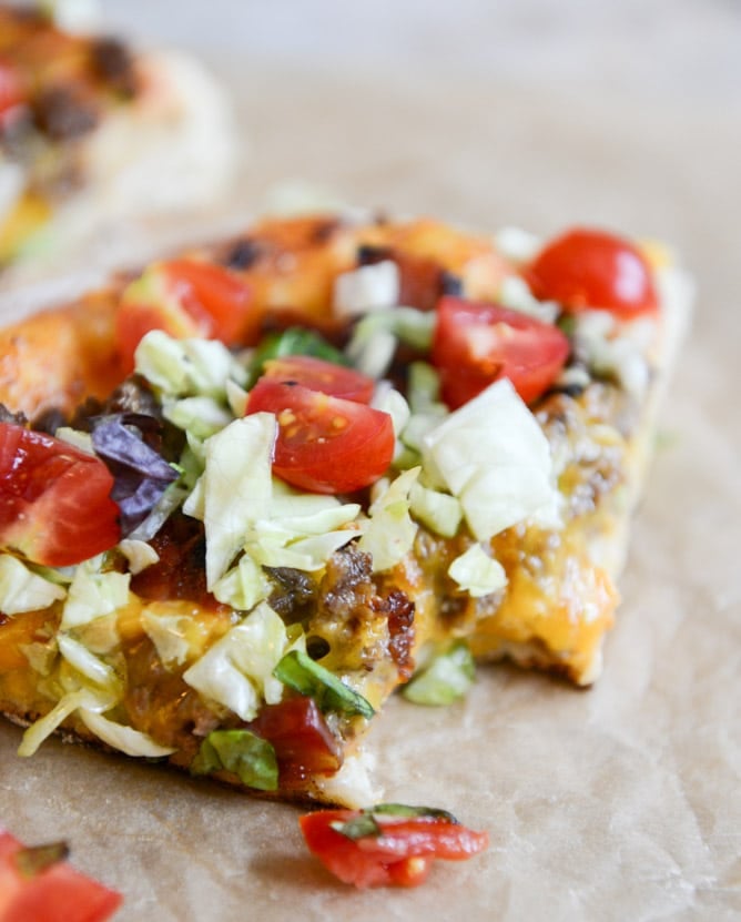 Bacon Cheeseburger Skillet Pizza I howsweeteats.com