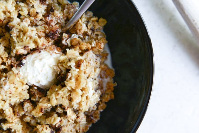 Dark Chocolate Chunk Cheesecake Baked Oatmeal I howsweeteats.com Dark Chocolate Chunk Cheesecake Baked Oatmeal I howsweeteats.com