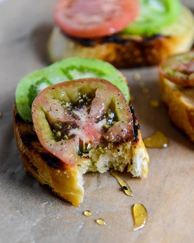 Grilled Sourdough with Buttery Herbs, Heirloom Tomatoes + a Honey Drizzle I howsweeteats.com