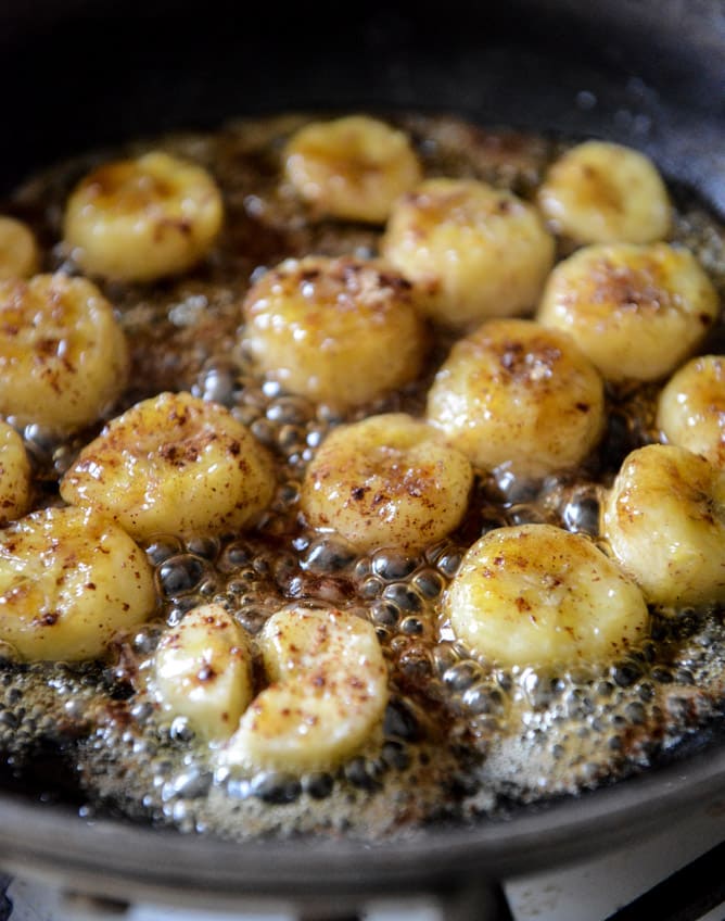 Eggnog Baked Oatmeal with Caramelized Bananas and Vanilla Bean Brown Butter I howsweeteats.com Eggnog Baked Oatmeal with Caramelized Bananas and Vanilla Bean Brown Butter I howsweeteats.com