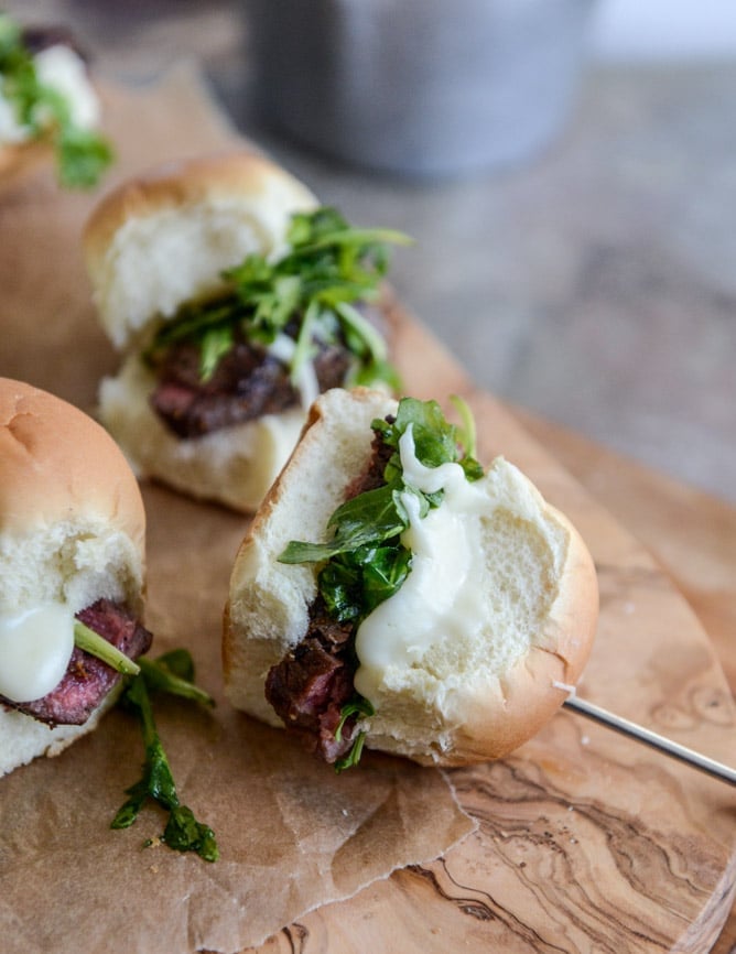 seared filet fondue sliders I howsweeteats.com seared filet fondue sliders I howsweeteats.com