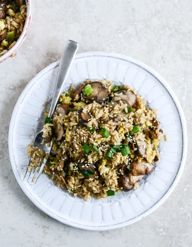 30 Minute Portobello Fried Brown Rice I howsweeteats.com