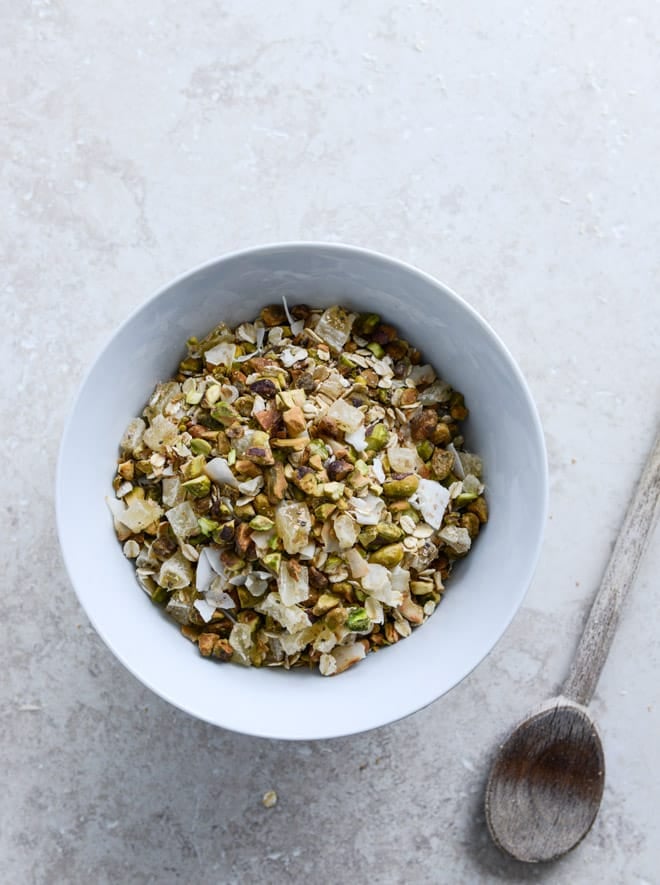 toasted pistachio and pineapple muesli I howsweeteats.com