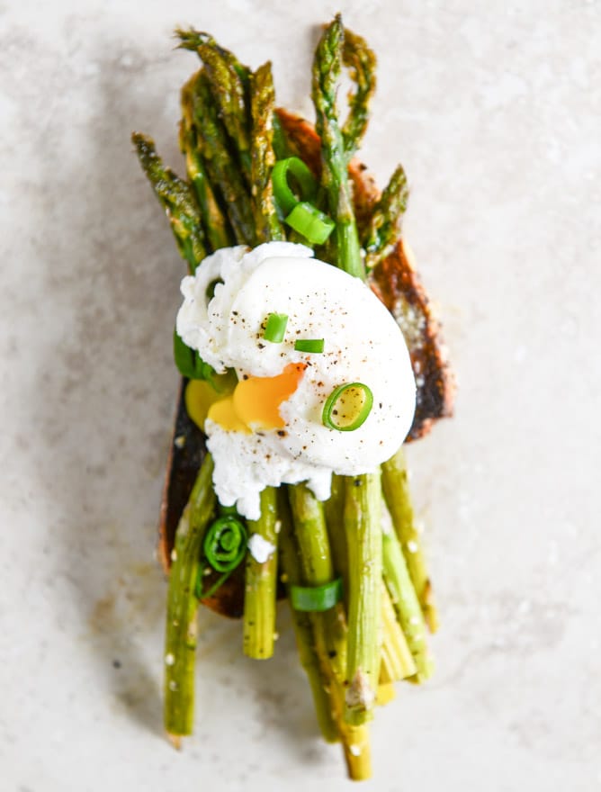 Roasted Sesame Asparagus Toasts with Poached Eggs I howsweeteats.com Roasted Sesame Asparagus Toasts with Poached Eggs I howsweeteats.com