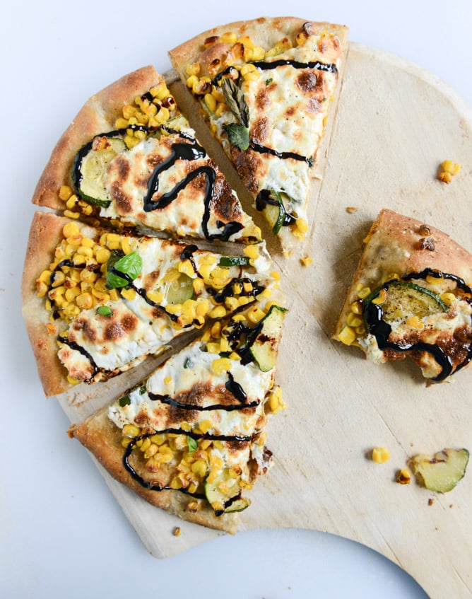 sweet corn, zucchini and fresh mozzarella pizza I howsweeteats.com