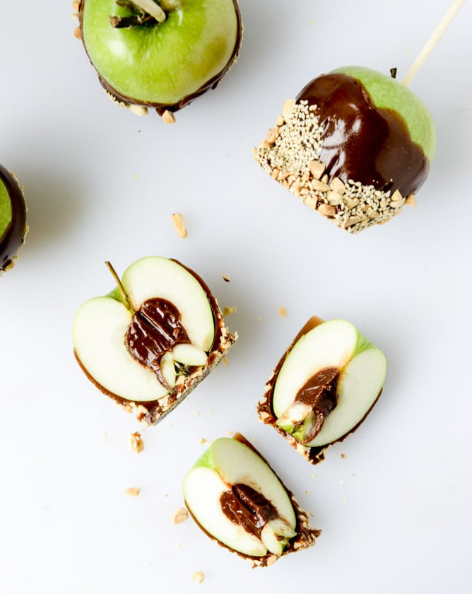 chocolate peanut butter fudge stuffed caramel apples I howsweeteats.com