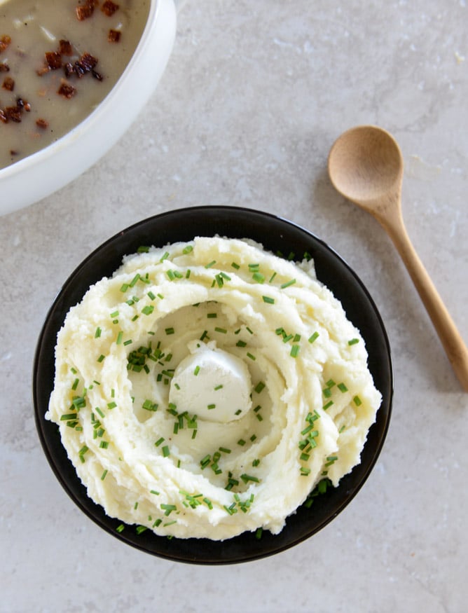 roasted garlic goat cheese mashed potatoes I howsweeteats.com