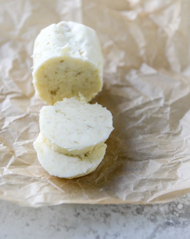 roasted garlic butter bucatini with burst tomatoes I howsweeteats.com