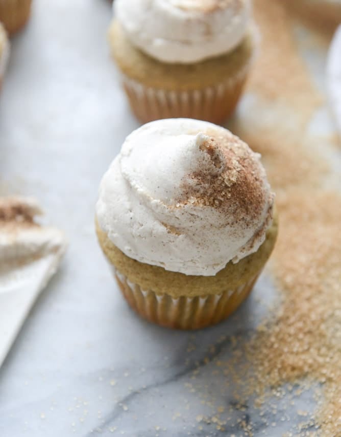 chai cupcakes with brown butter chai icing and crunchy sugar sprinkle I howsweeteats.com