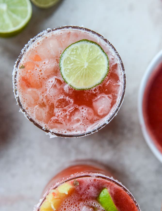 strawberry bottomed pineapple margaritas I howsweeteats.com