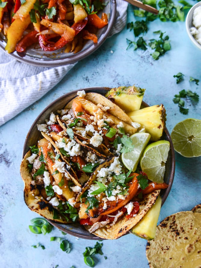 hawaiian chicken fajitas I howsweeteats.com