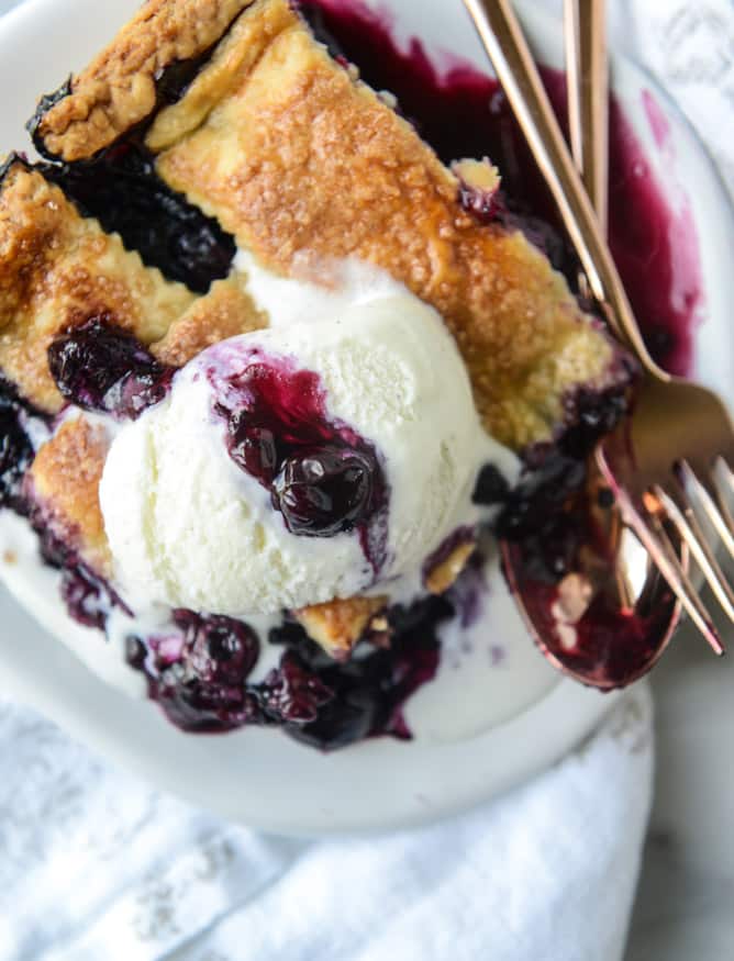 easy cinnamon blueberry slab pie I howsweeteats.com