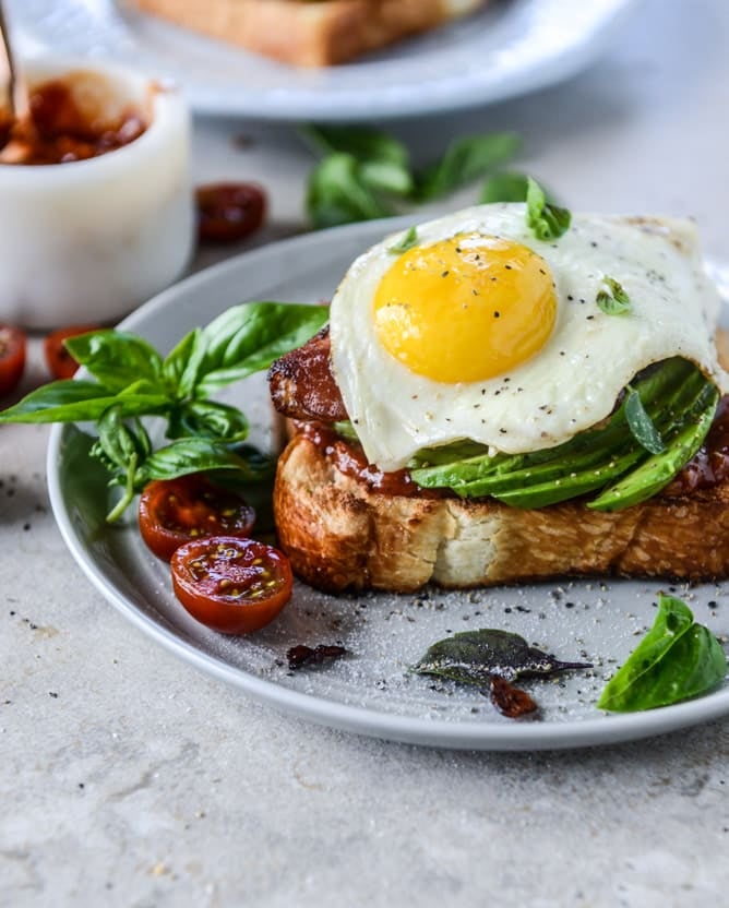 avocado, bacon and egg toast with quick tomato jam by @howsweeteats I howsweeteats.com