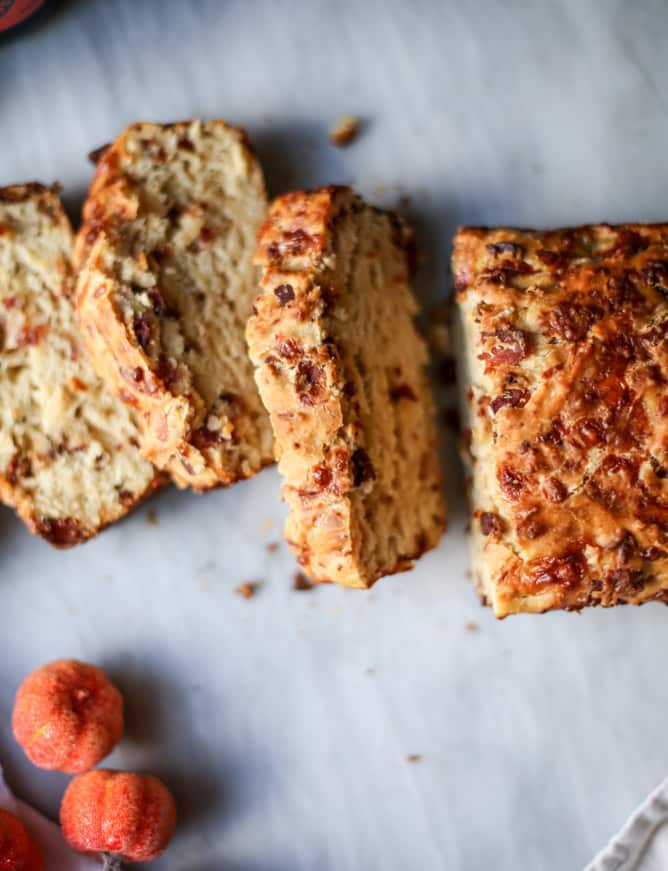 pumpkin cider beer bread with bacon and cheddar I howsweeteats.com