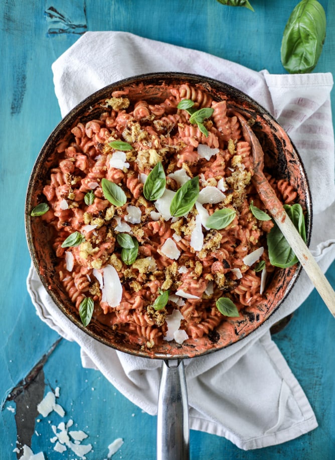 tomato cream pasta with grilled cheese crumbs I howsweeteats.com