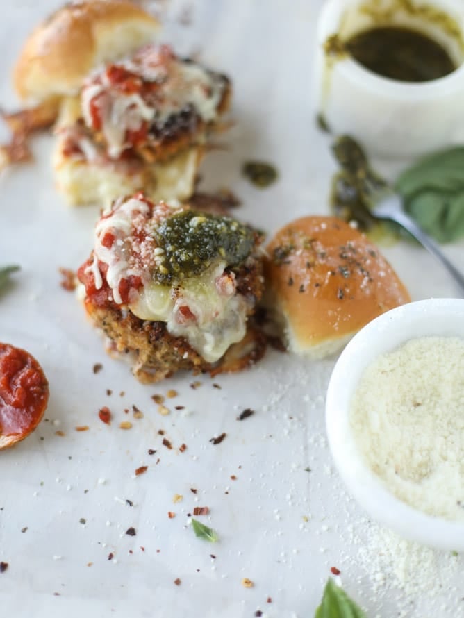 pesto chicken parmesan sliders I howsweeteats.com