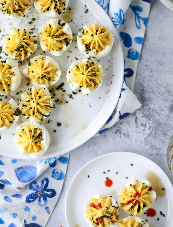 toasted sesame sriracha deviled eggs I howsweeteats.com