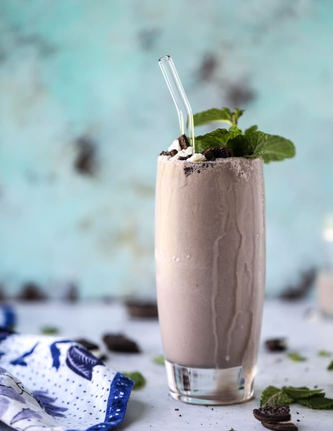 fresh mint cookies and cream shake I howsweeteats.com