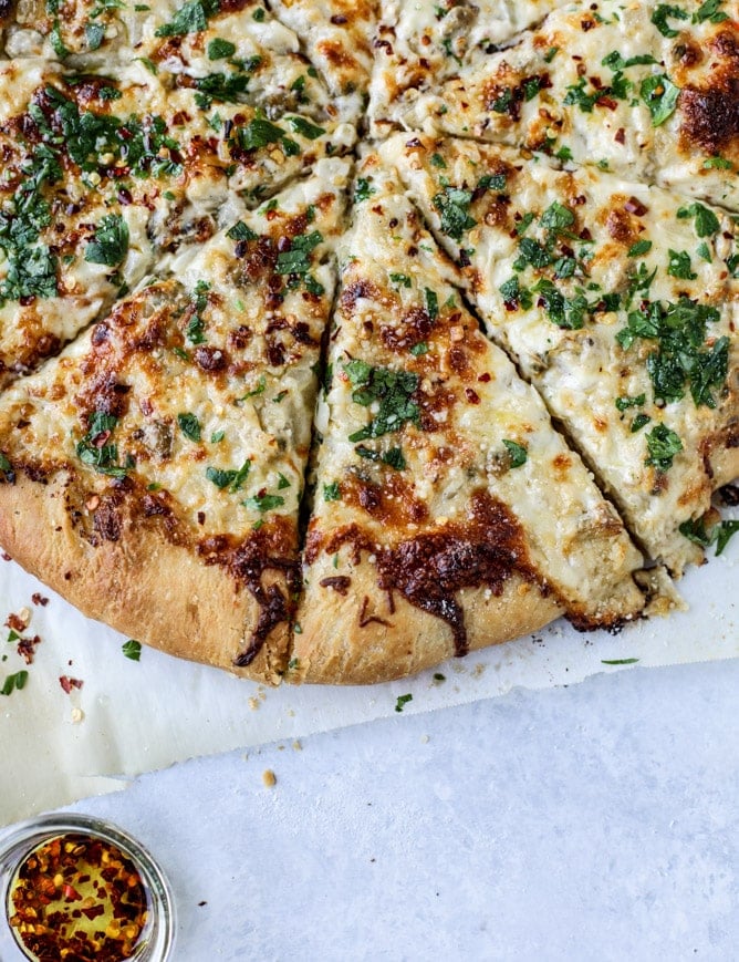 white clam sauce pizza I howsweeteats.com 