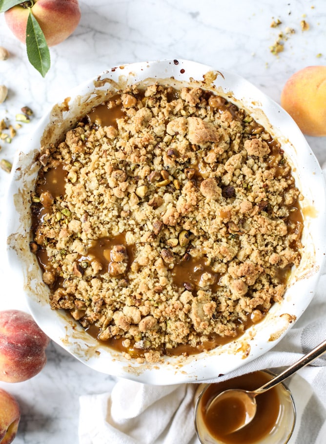 pistachio peach caramel crumble I howsweeteats.com