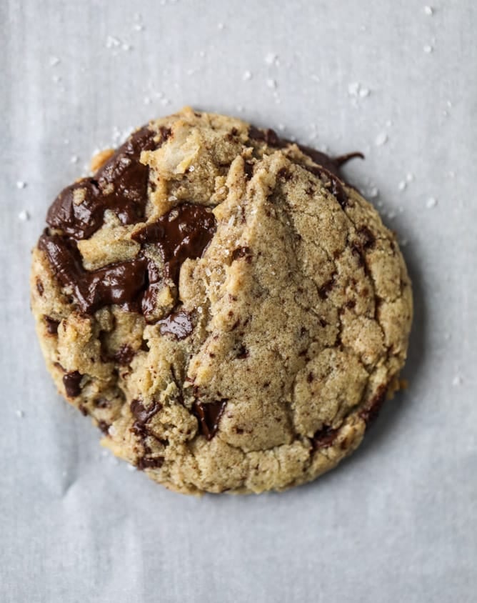 salted dark chocolate chunk cookies I howsweeteats.com