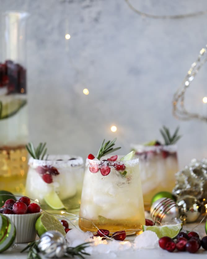 mistletoe margaritas I howsweeteats.com #christmas #margaritas #cocktails