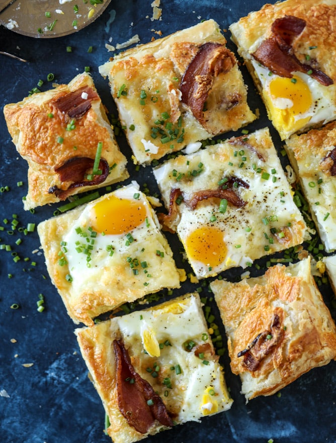 puff pastry breakfast pizza I howsweeteats.com #breakfast #pizza #puffpastry #brunch #christmas