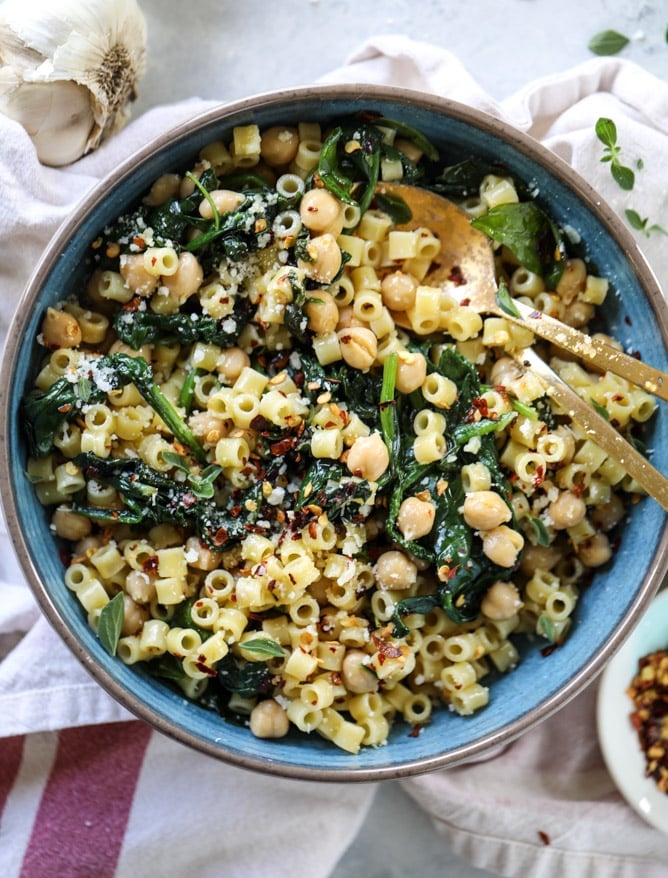 spicy garlic spinach pasta with chickpeas I howsweeteats.com