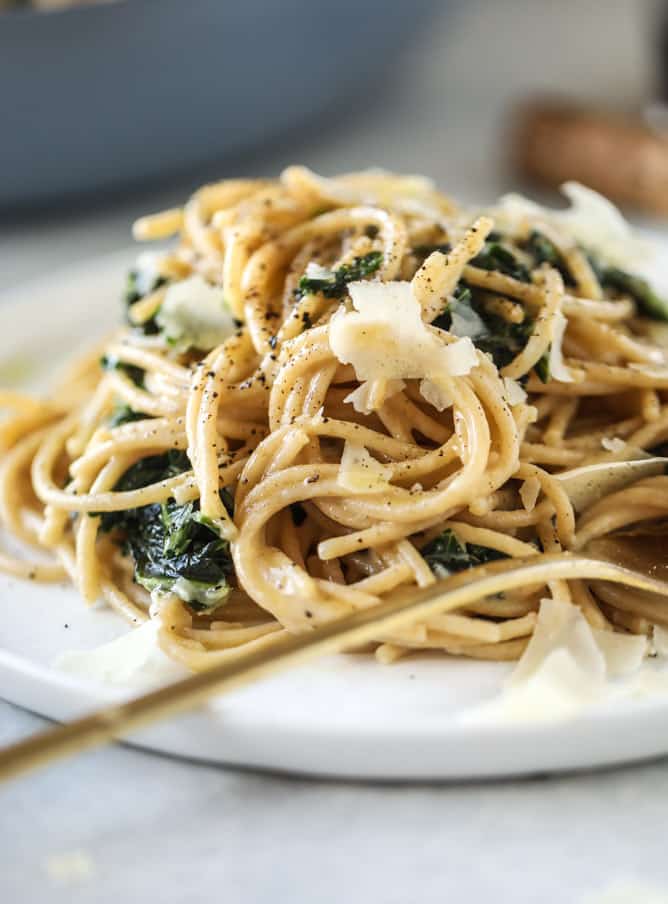 kale cacio e pepe I howsweeteats.com #kale #pasta #meatless #vegetarian #pasta #spaghetti