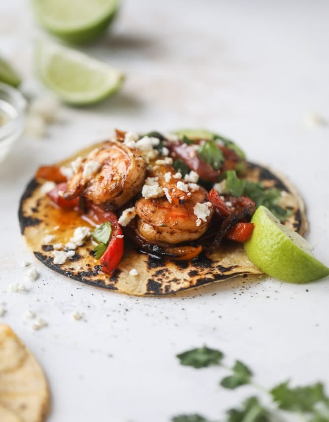 adobo shrimp fajitas I howsweeteats.com #shrimp #fajitas #tacos