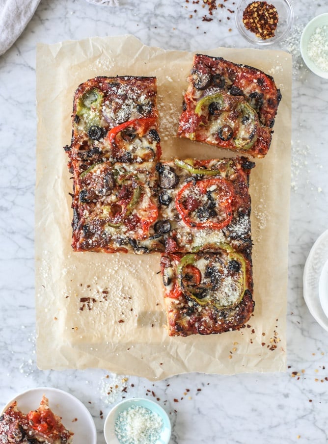 veggie supreme detroit style pizza I howsweeteats.com #detroitstyle #pizza #pizzasupreme #veggiepizza #vegetarian
