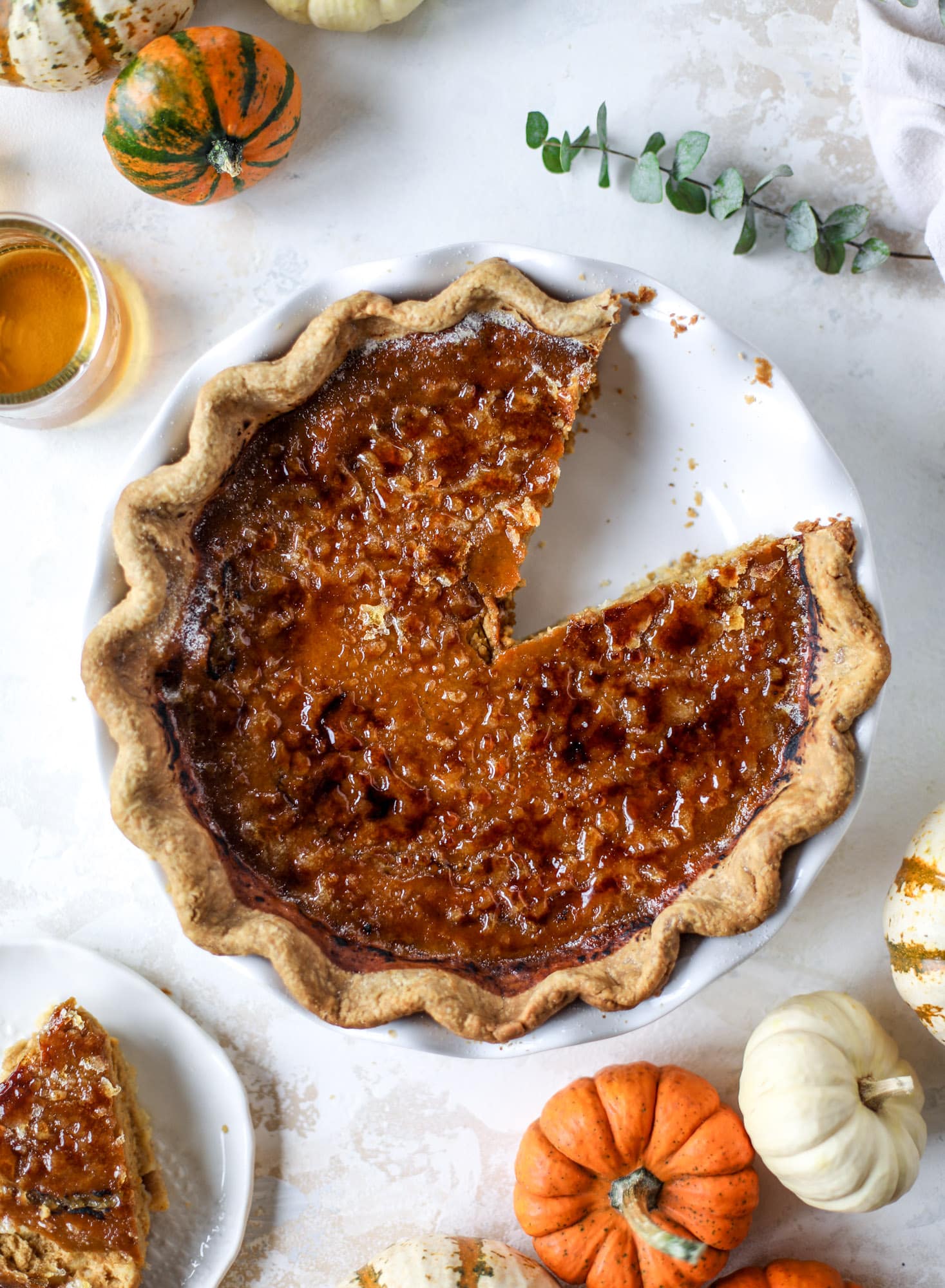 This brûlée pumpkin pie is the best of both worlds in pumpkin desserts! A delicious flaky crust, a creamy pumpkin filling and a crunchy, crispy topping - brûléed sugar right before serving. It's a whole new way to serve pumpkin pie! I howsweeteats.com #pumpkinpie #brulee