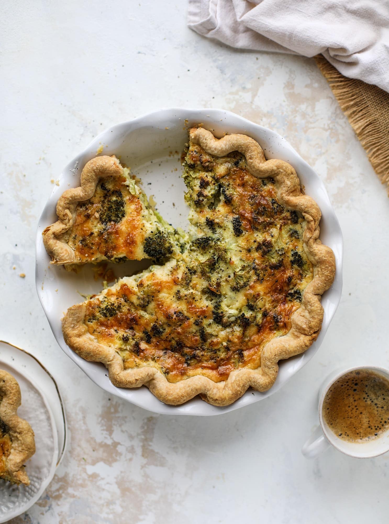 This broccoli cheese quiche is absolutely perfect for brunch, lunch or even dinner! It's delicious served warm or cold, perfect paired with a greens salad and is a recipe that can be made ahead of time! I howsweeteats.com #broccolicheese #quiche