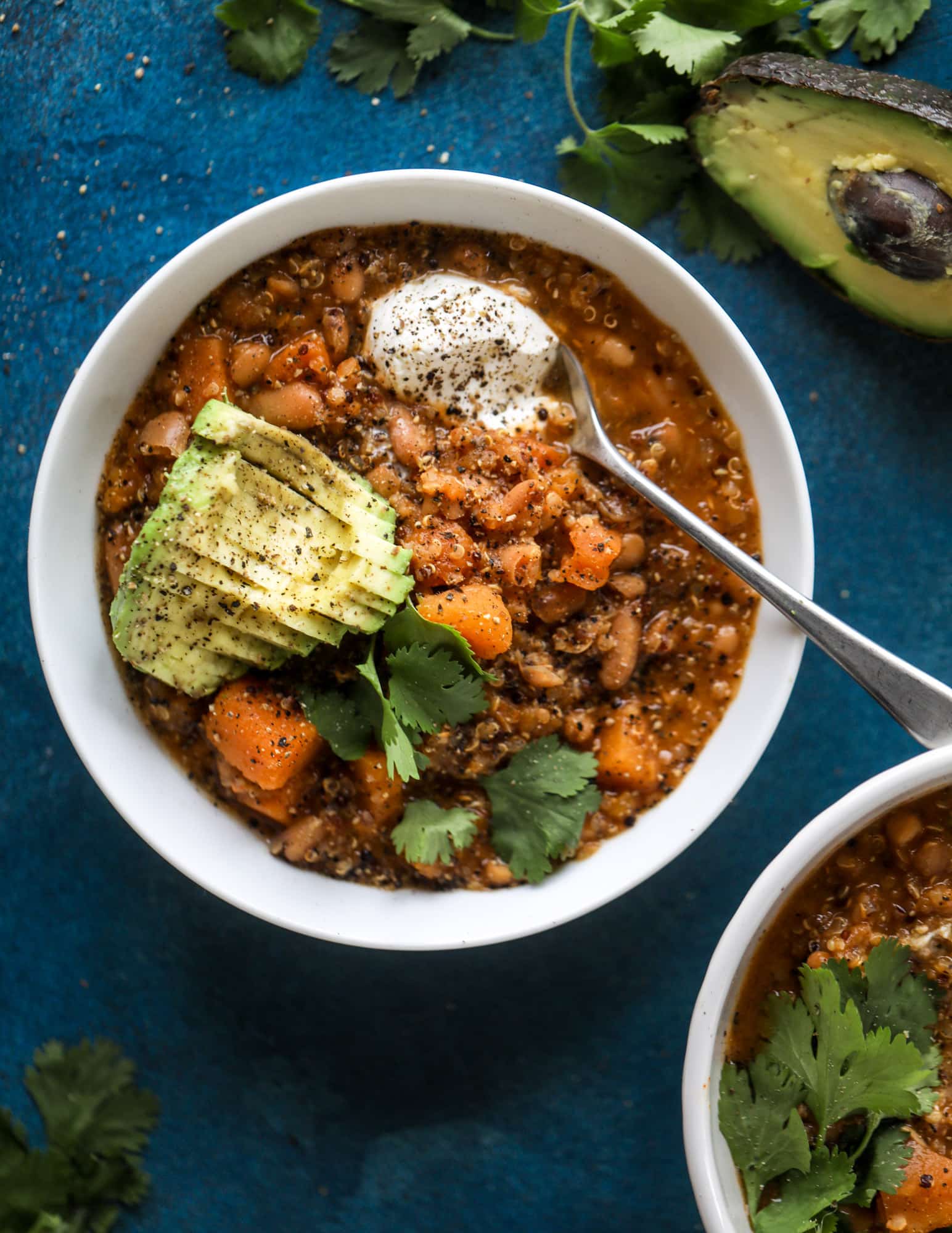 This butternut squash chili is super satisfying and delicious! It's made with pinto beans and quinoa, comes together quickly and is filling and perfect to reheat for lunches. Everything you want in a vegetarian chili! I howsweeteats.com #butternutsquash #chili