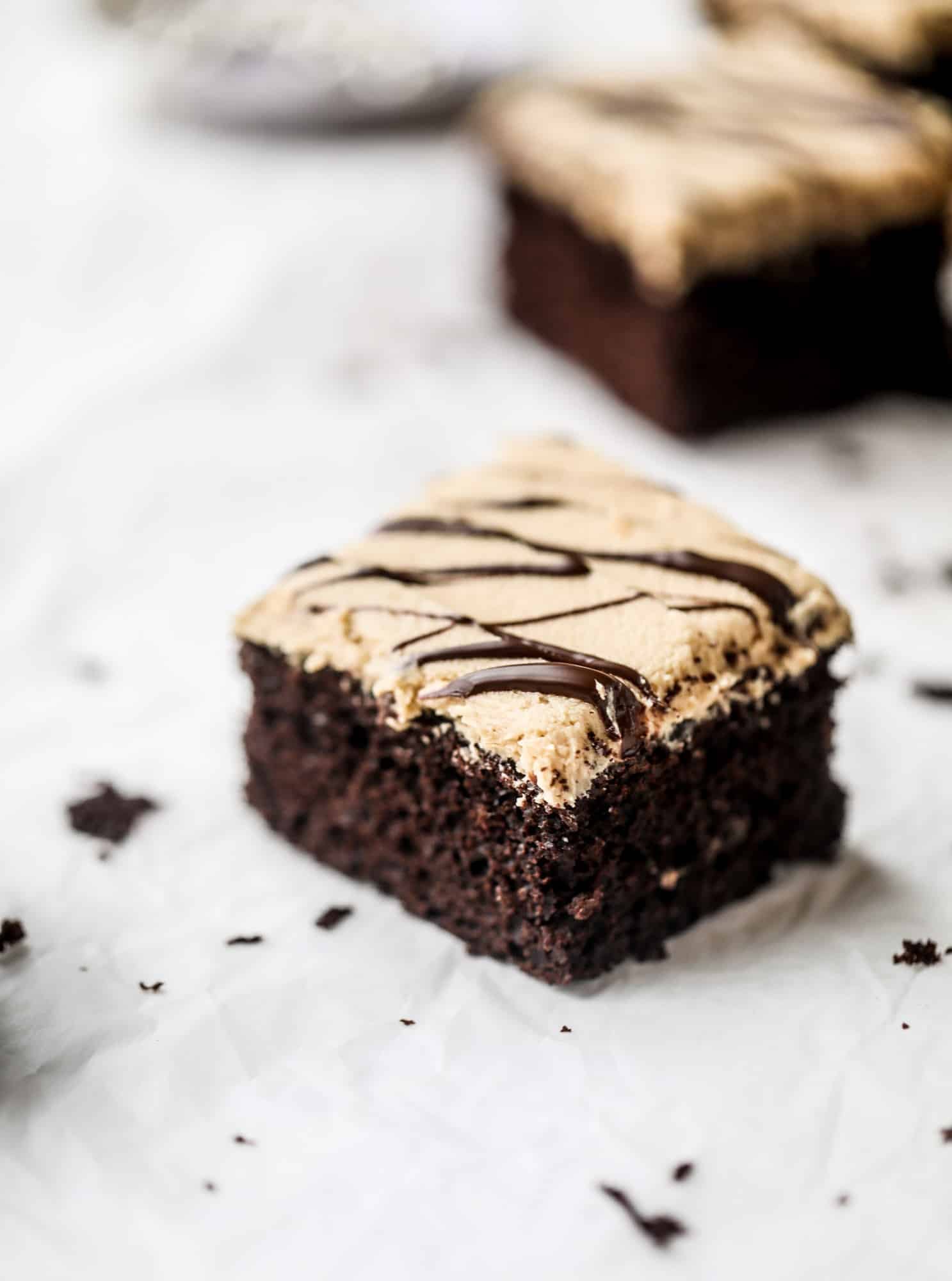 Easy chocolate peanut butter cake is the way to my heart. Moist chocolate cake, fluffy peanut butter frosting. It's the perfect dessert, anytime! I howsweeteats.com #chocolatepeanutbutter #cake