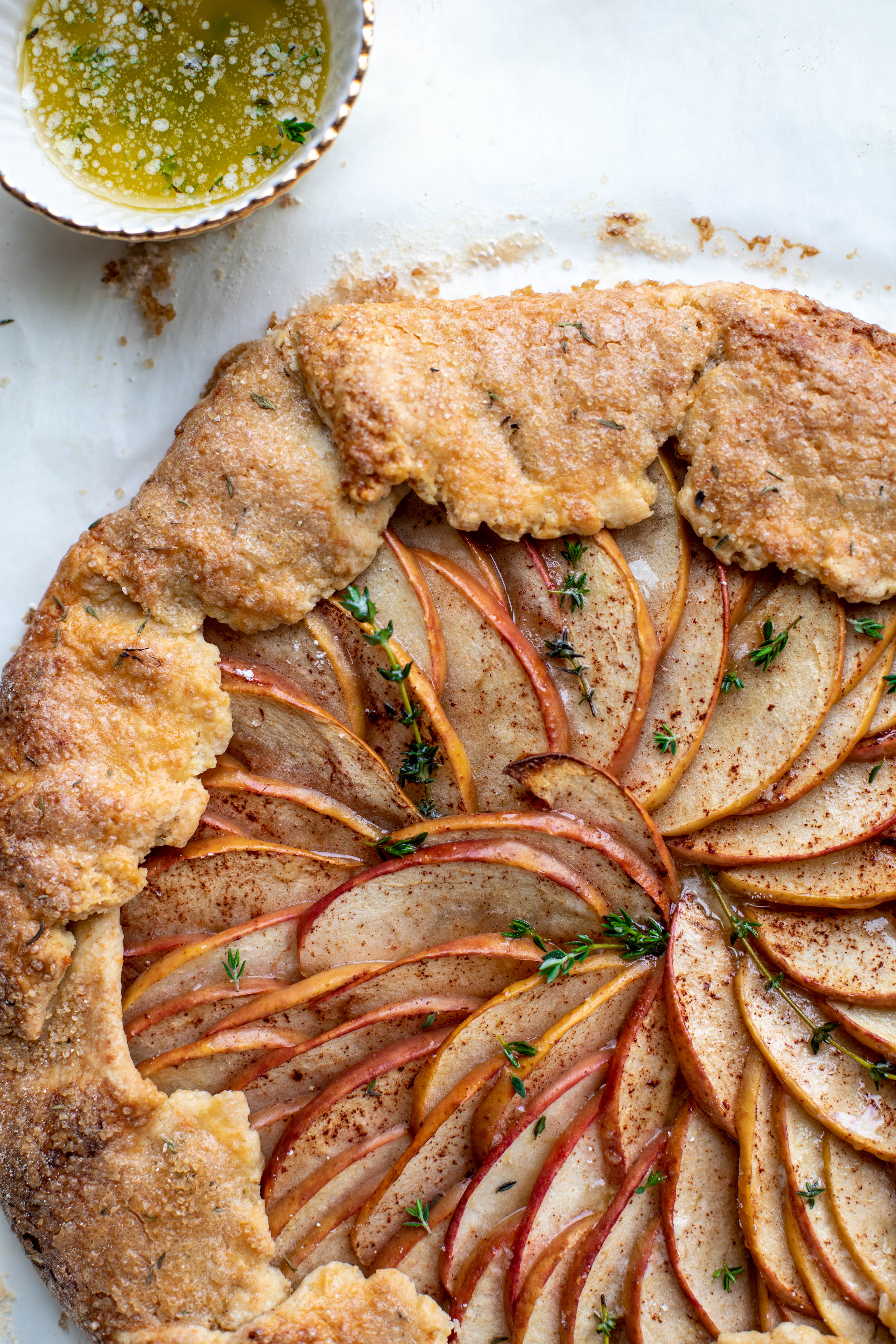 This apple cheddar galette is made with honeycrisp apples, set in a cheddar herb crust and brushed with thyme butter! So delicious and perfect for fall.