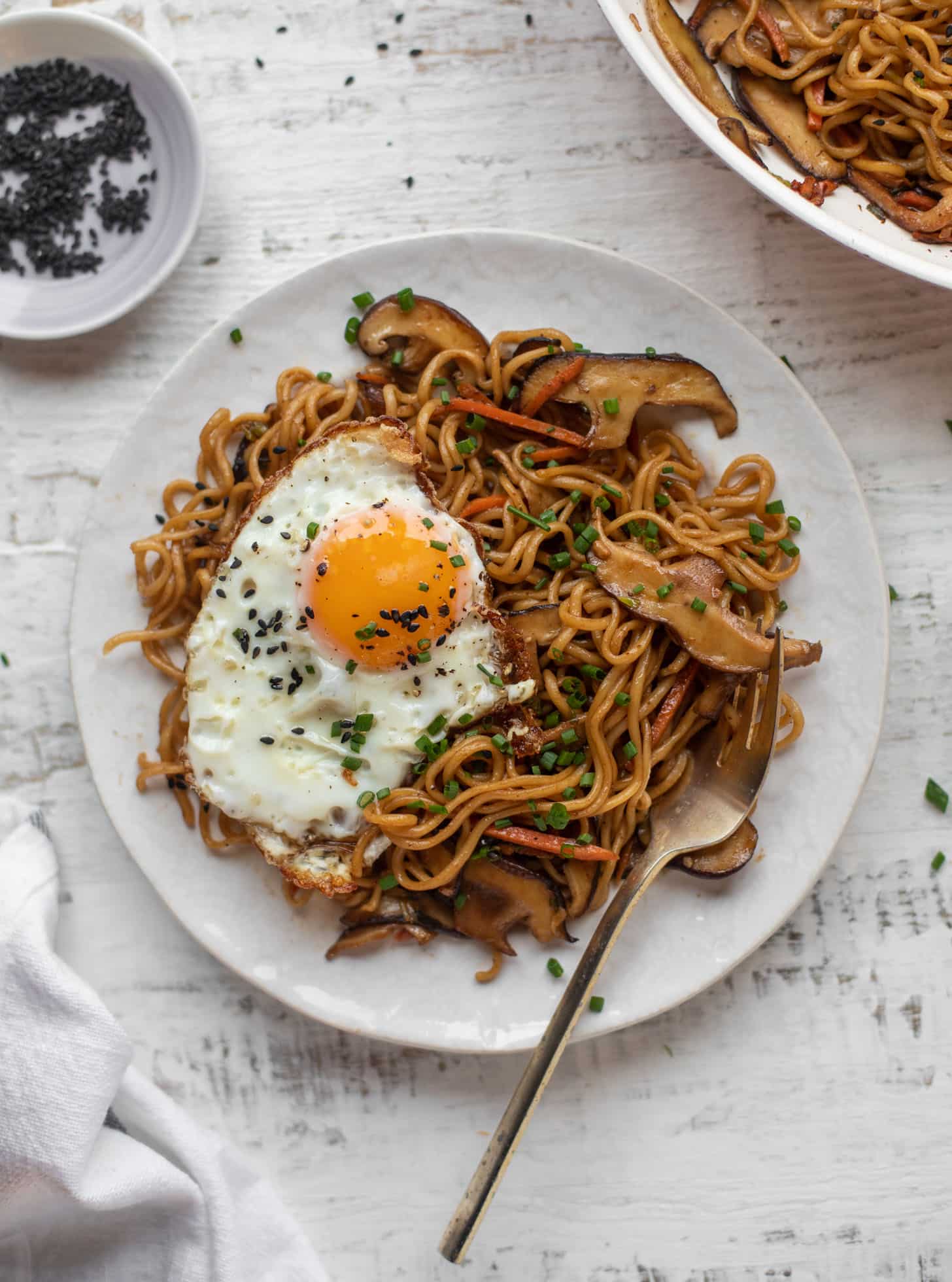 20 minute ramen noodles with sesame fried eggs