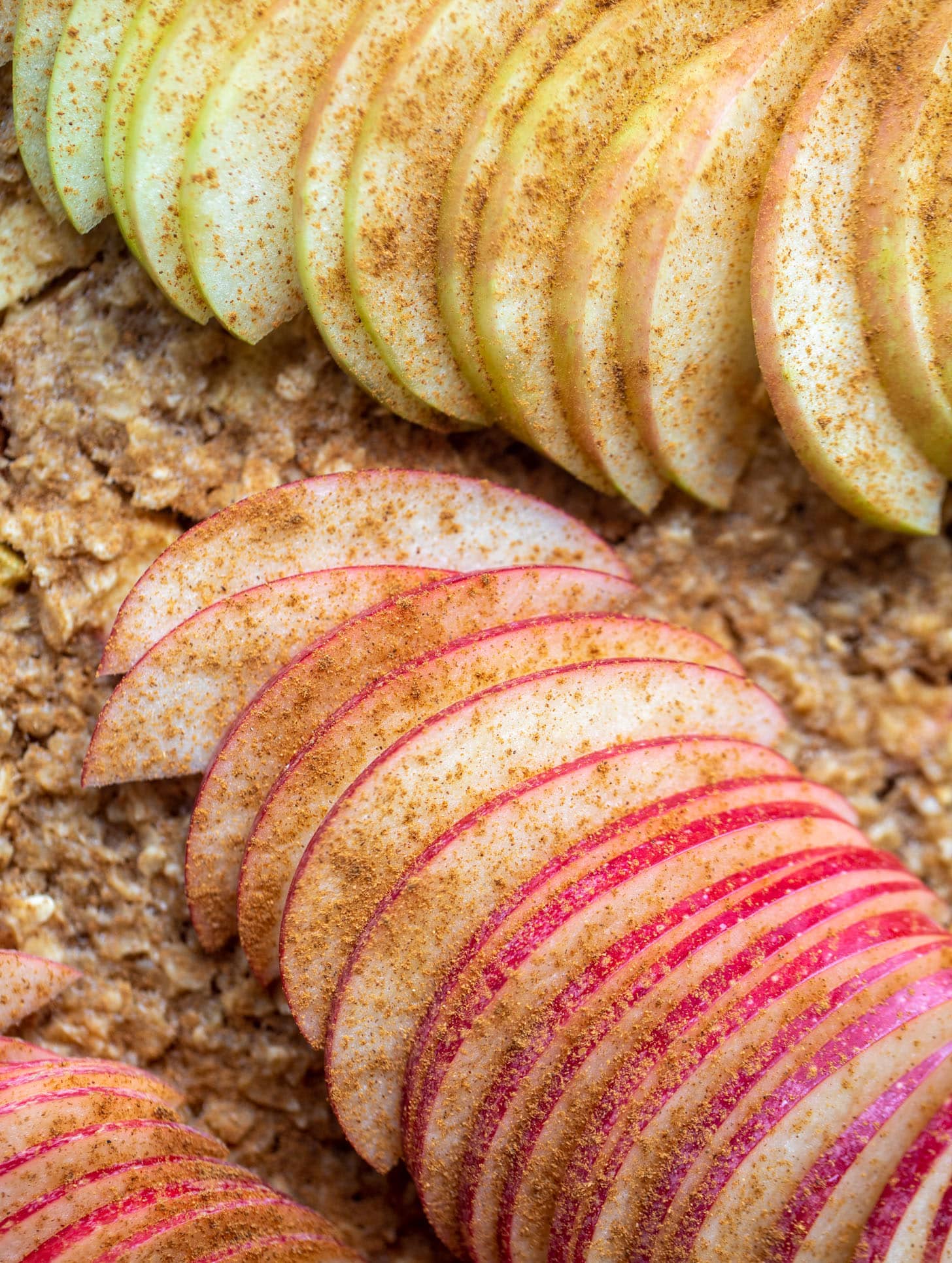 sliced apples with cinnamon