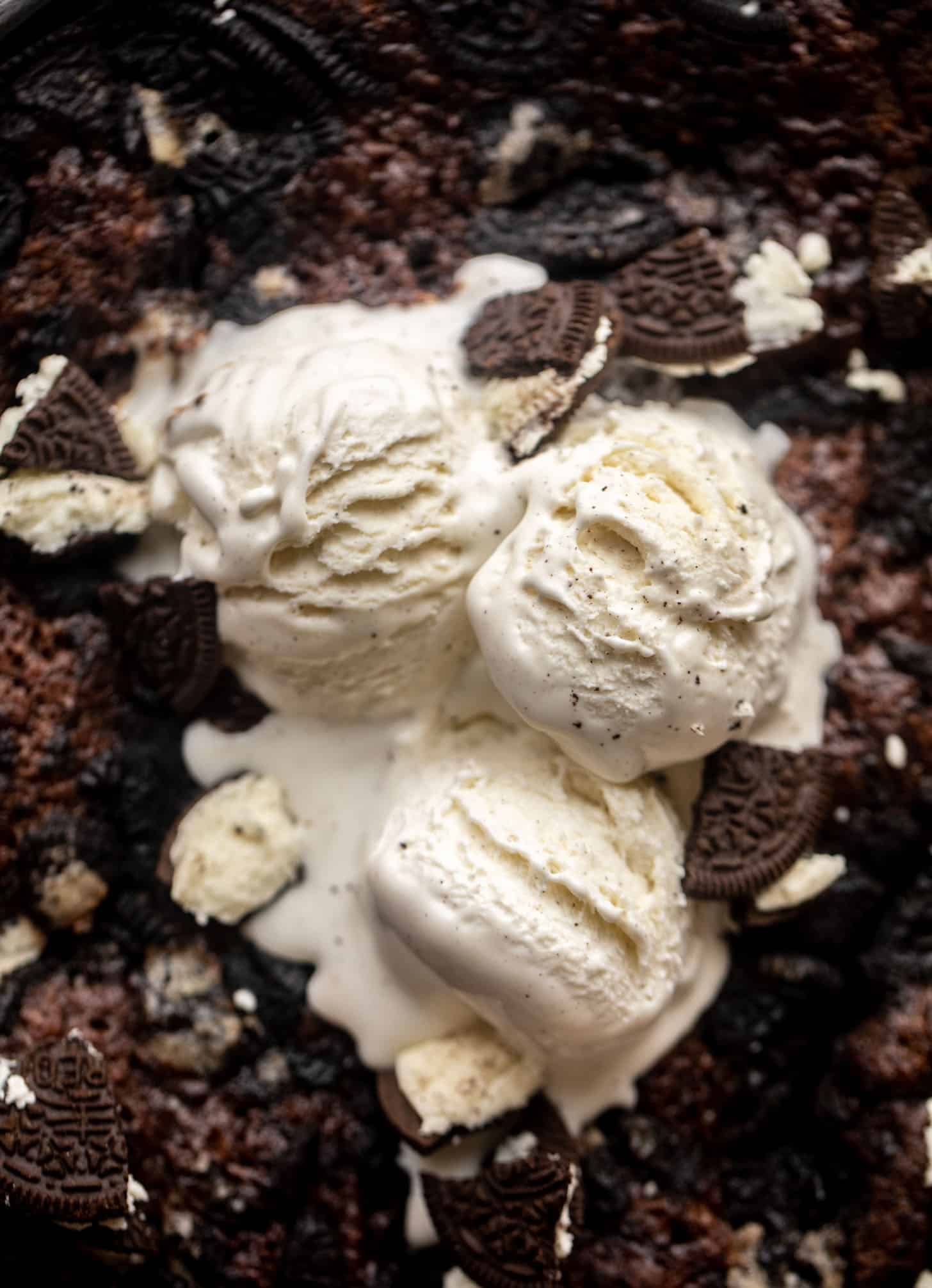 oreo chocolate cobbler with ice cream
