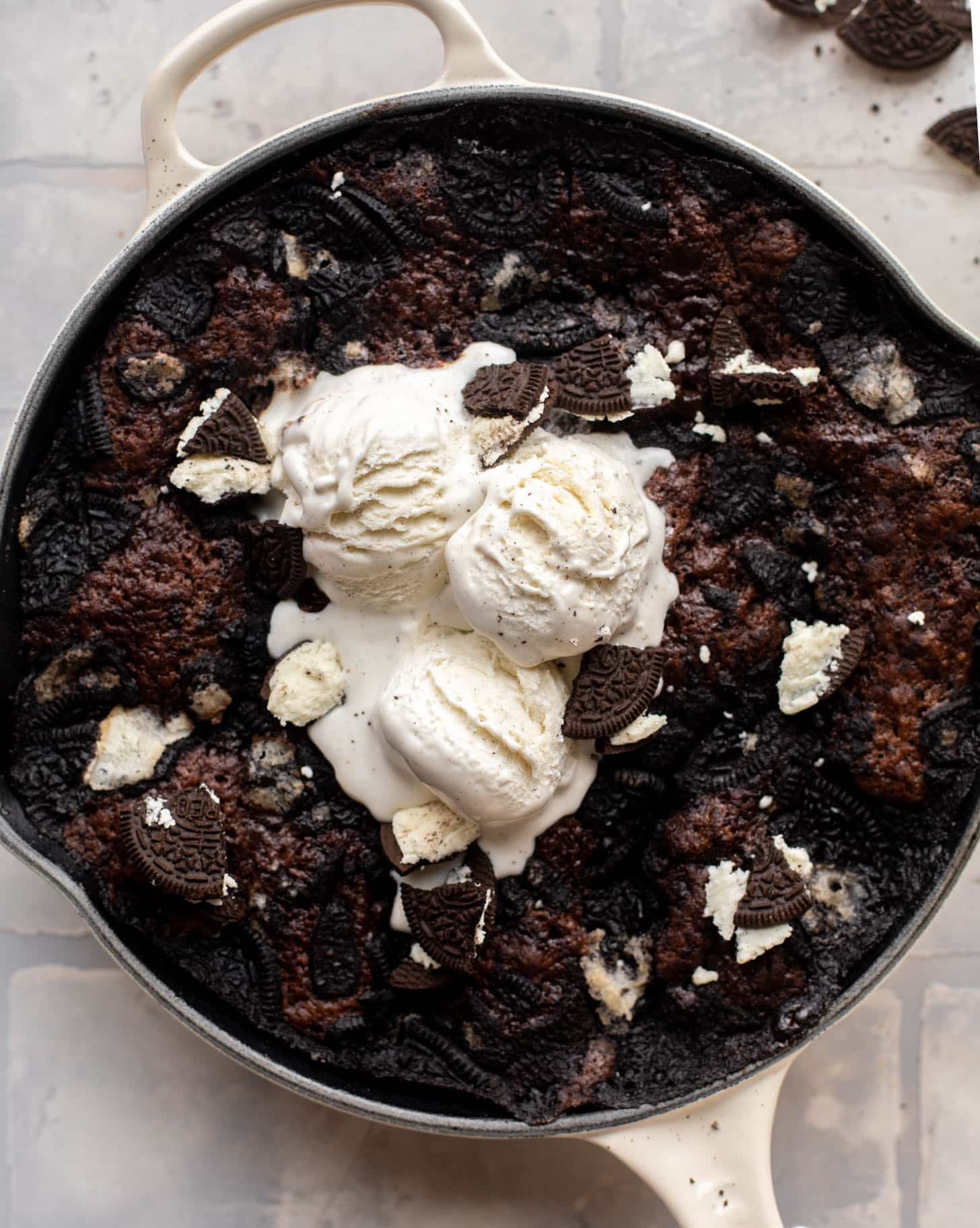 oreo chocolate cobbler with ice cream
